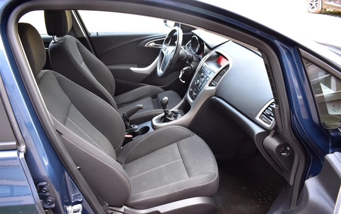 Opel Astra cena 26900 przebieg: 207121, rok produkcji 2012 z Elbląg małe 781
